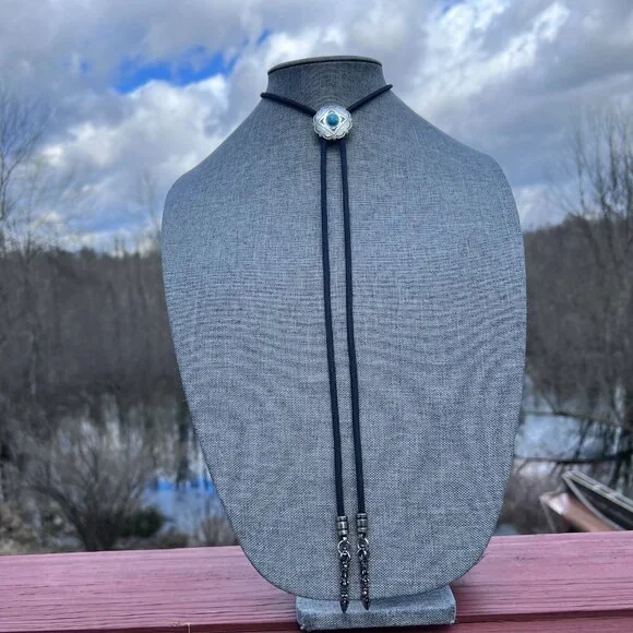 Classic Southwestern Style Bolo Tie Black Cord Dangling Arrow Tips - Picture 6 of 7